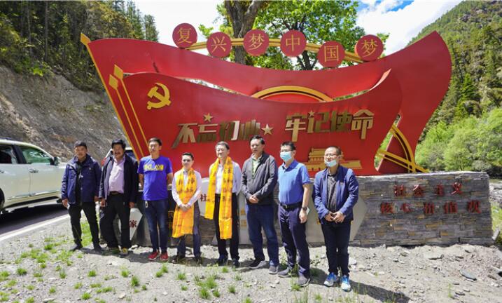 尊龙凯时集团党委书记、董事长任丁率队赴麻格同村推进对口帮扶工作