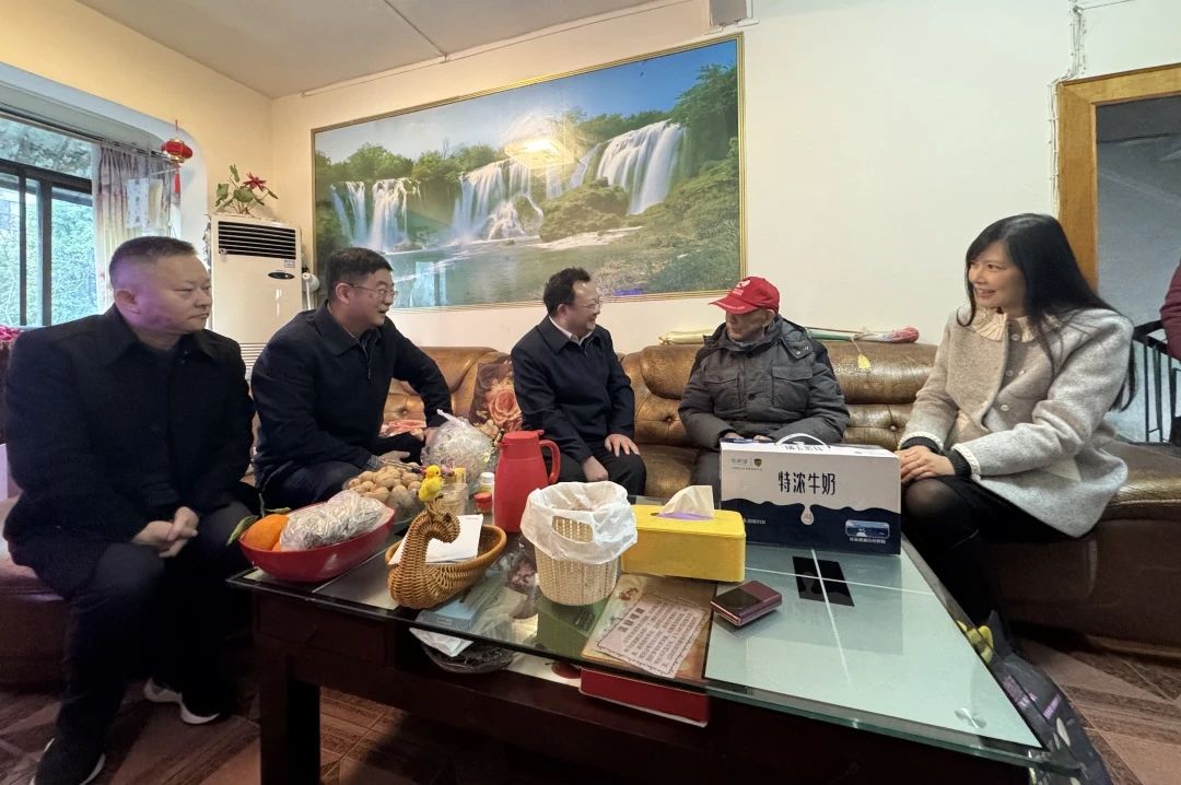 省国资委党委委员、副主任何政走访慰问省尊龙凯时集团老党员、老干部