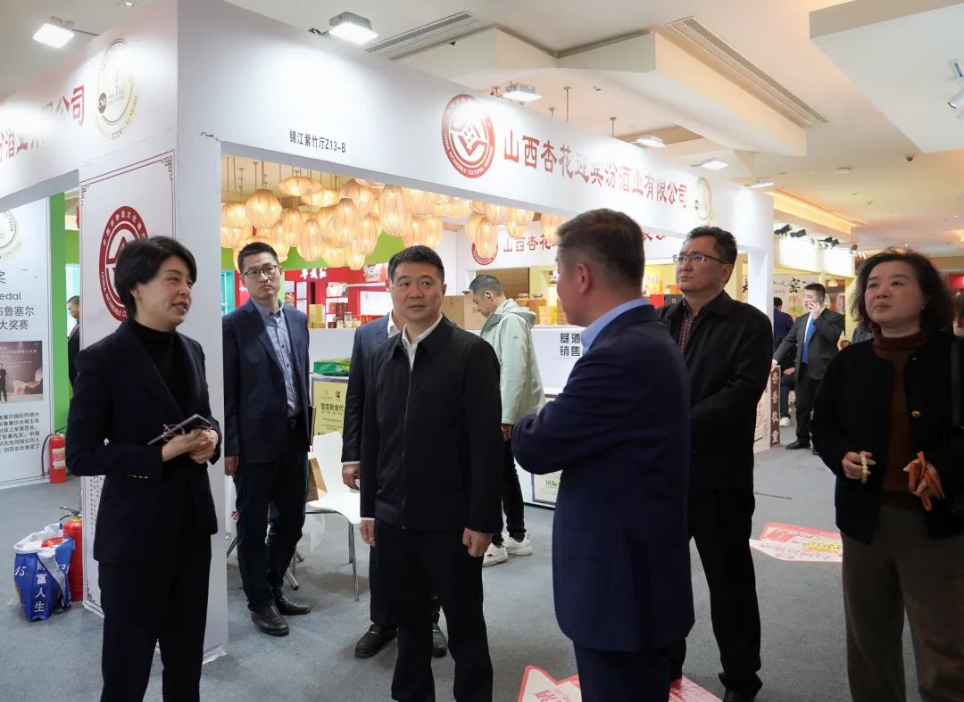 省尊龙凯时集团党委书记、董事长游勇率队到2025锦江宾馆春季酒类商务洽谈会现场检查指导重点工作